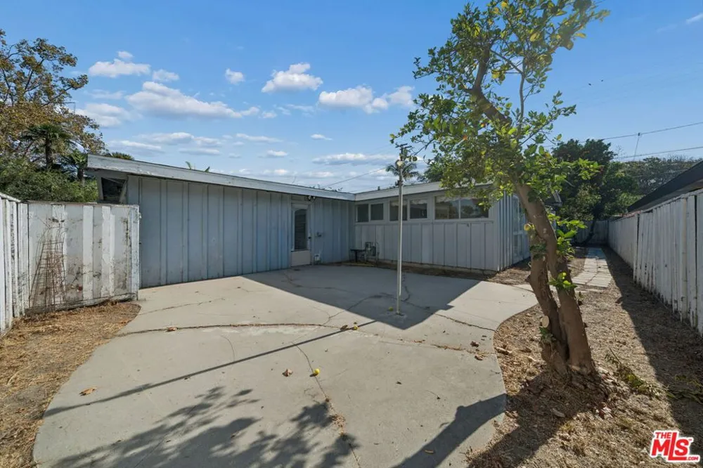 3208 Studebaker Road Long Beach, CA 90808