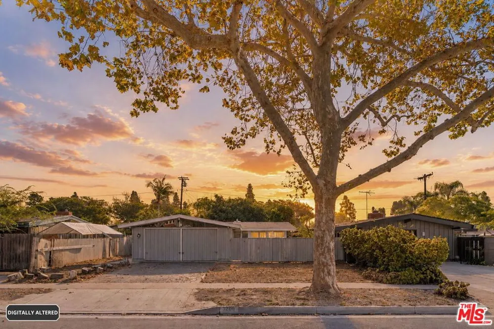 3208 Studebaker Road Long Beach, CA 90808