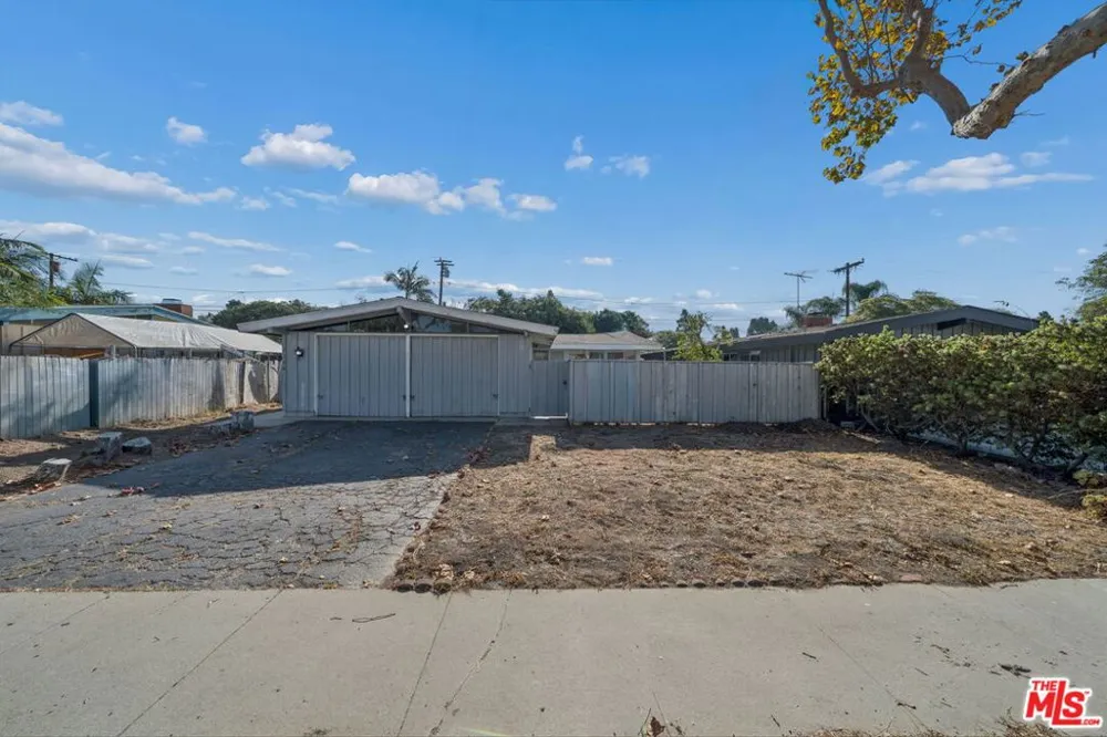 3208 Studebaker Road Long Beach, CA 90808