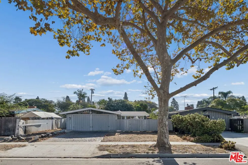 3208 Studebaker Road Long Beach, CA 90808