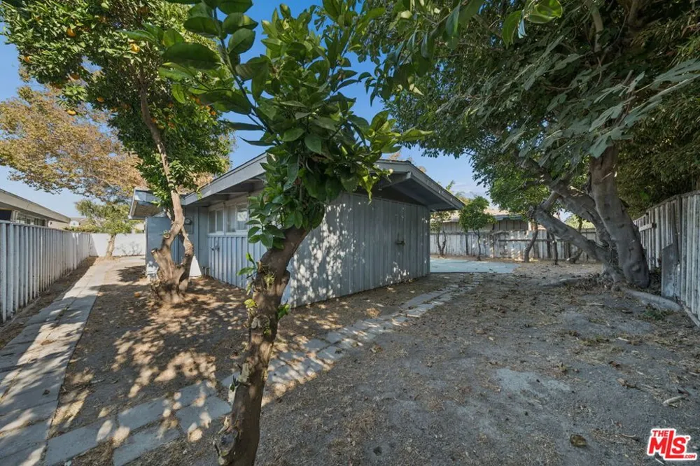 3208 Studebaker Road Long Beach, CA 90808