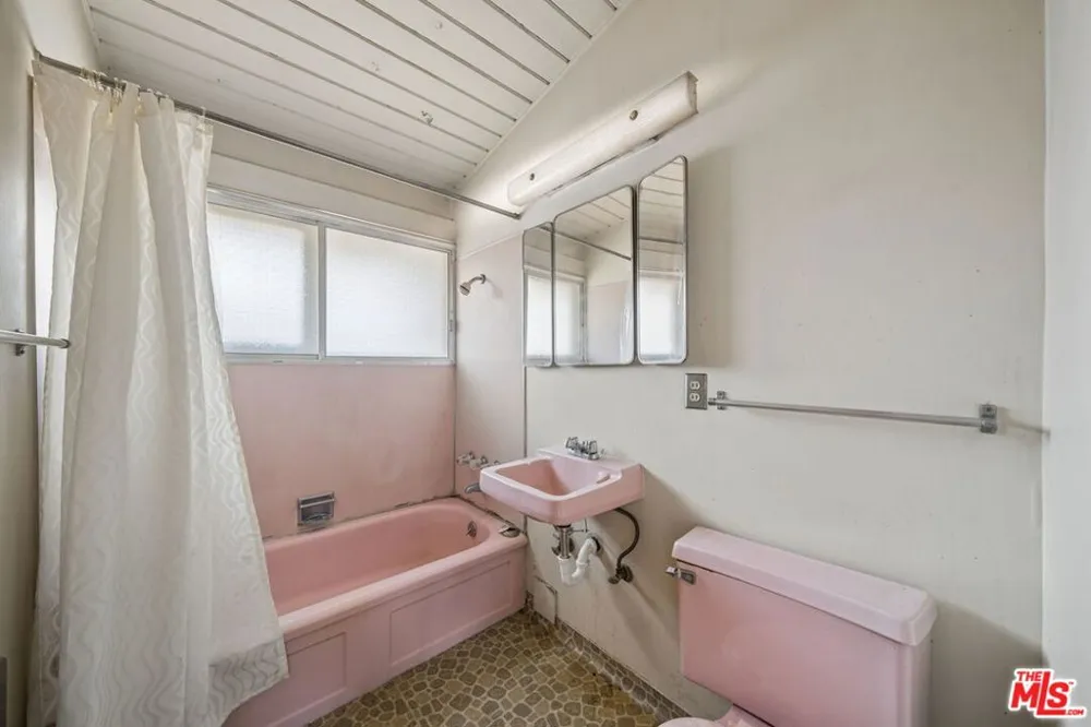3208 Studebaker Road Long Beach, CA 90808