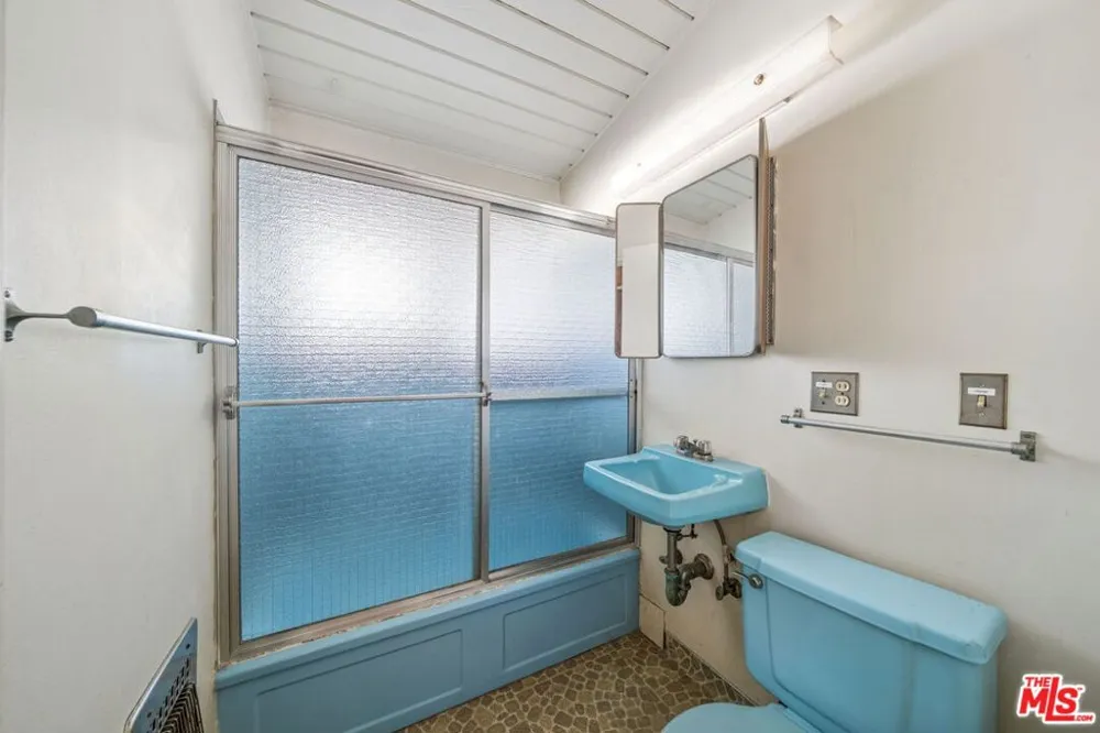 3208 Studebaker Road Long Beach, CA 90808
