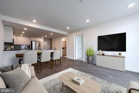 503 COLUMBUS BOULEVARD #TOWNHOUSE