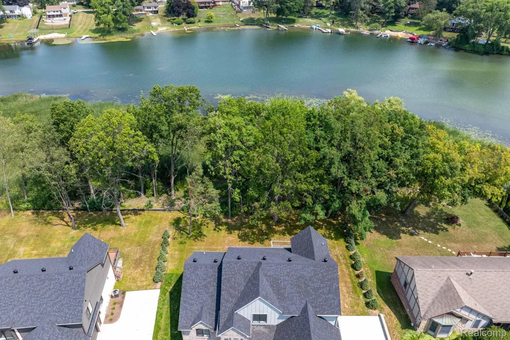 2934 W Walton Boulevard Waterford Charter Township, MI 48329
