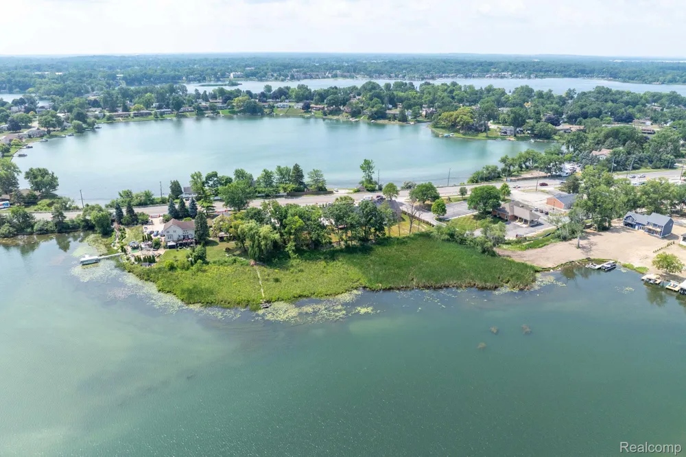 2934 W Walton Boulevard Waterford Charter Township, MI 48329