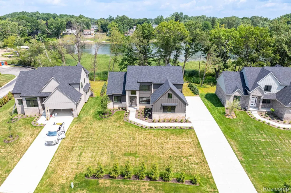 2934 W Walton Boulevard Waterford Charter Township, MI 48329