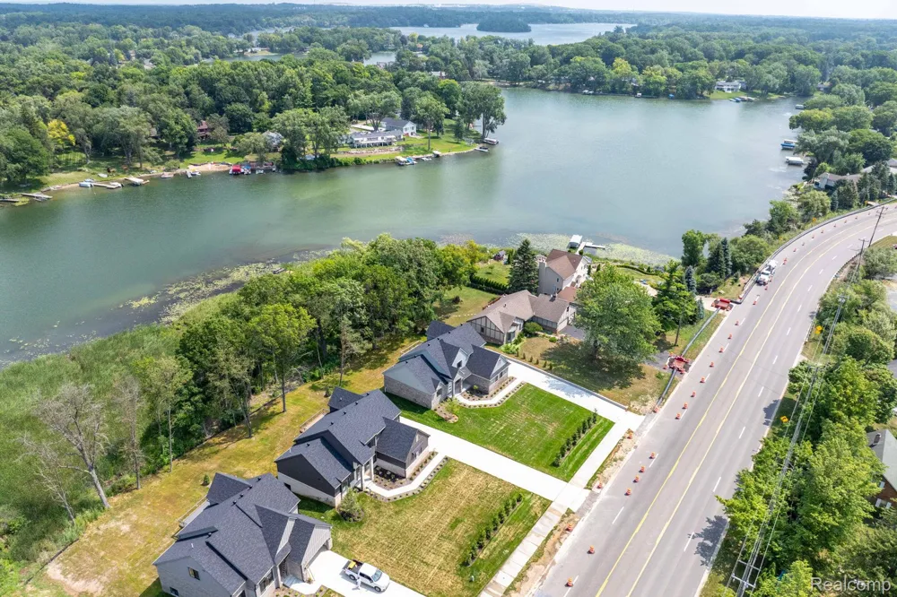 2934 W Walton Boulevard Waterford Charter Township, MI 48329