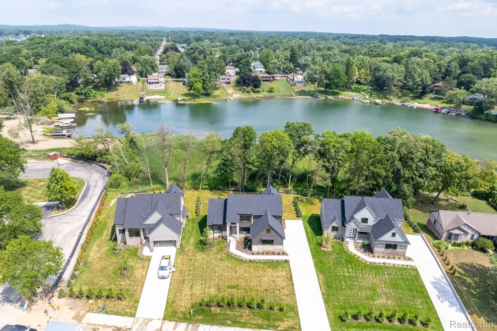 2934 W Walton Boulevard Waterford Charter Township, MI 48329