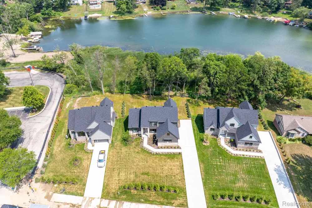 2934 W Walton Boulevard Waterford Charter Township, MI 48329