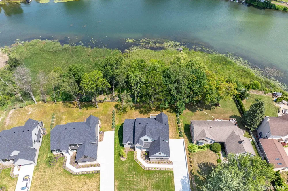 2934 W Walton Boulevard Waterford Charter Township, MI 48329