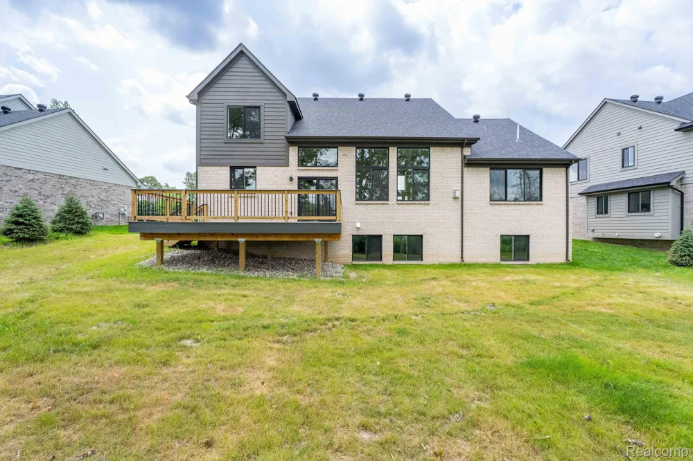 2934 W Walton Boulevard Waterford Charter Township, MI 48329