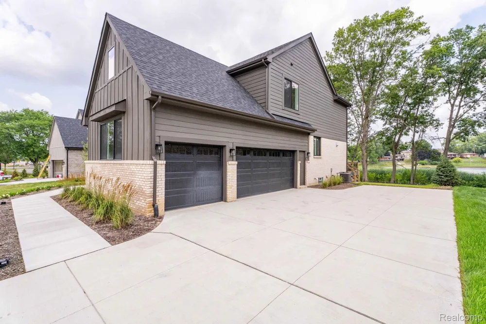 2934 W Walton Boulevard Waterford Charter Township, MI 48329