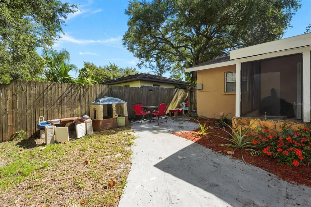 304 64TH STREET NE Bradenton, FL 34208