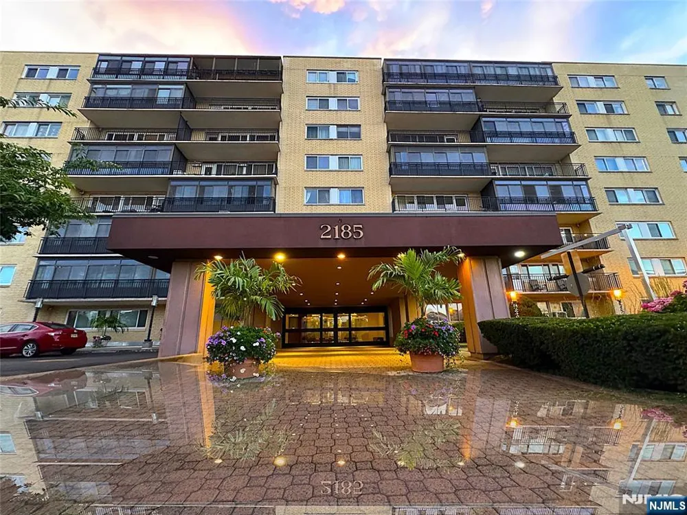 2185 Lemoine 8M Fort Lee, NJ 07024