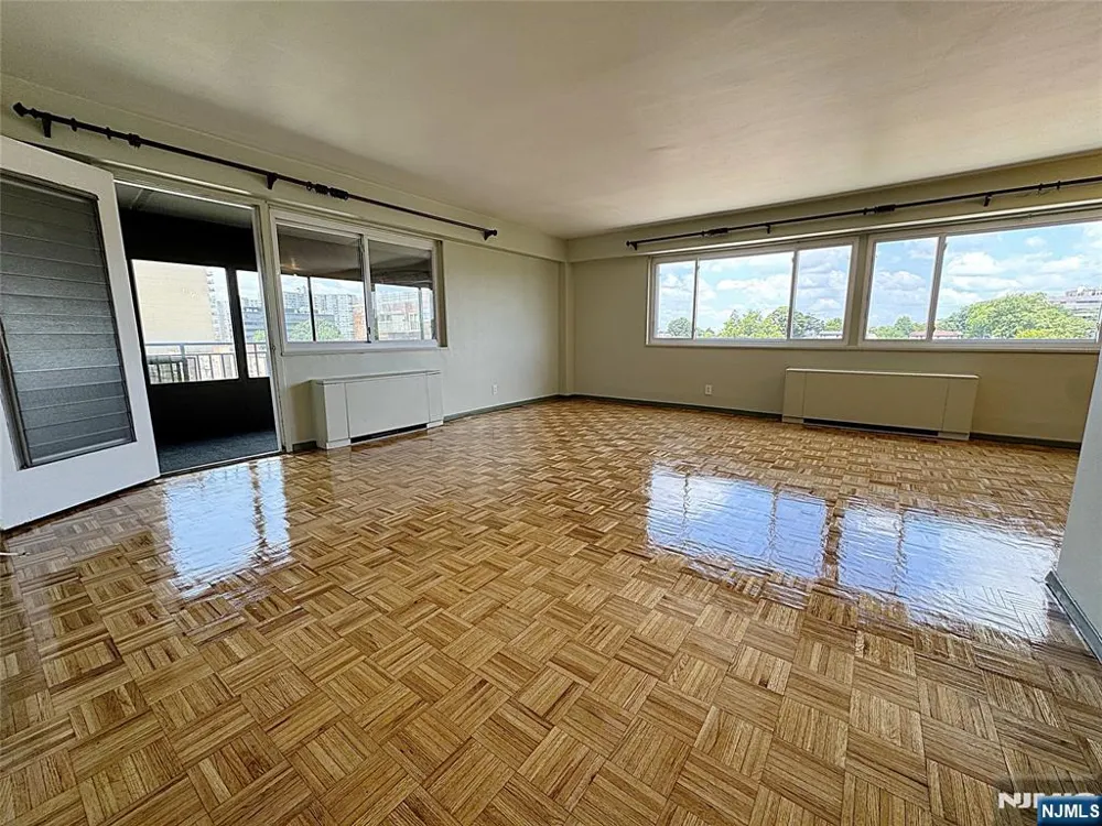 2185 Lemoine 8M Fort Lee, NJ 07024