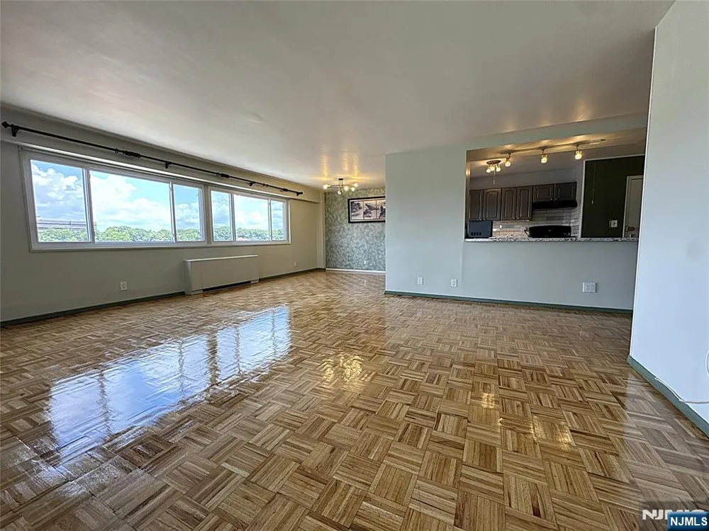2185 Lemoine 8M Fort Lee, NJ 07024