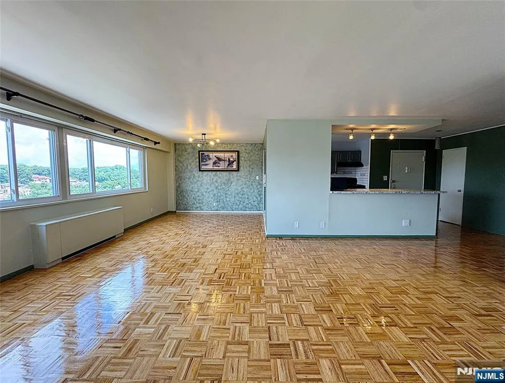 2185 Lemoine 8M Fort Lee, NJ 07024