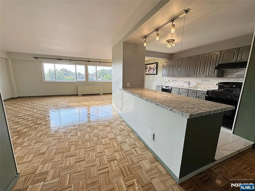 2185 Lemoine 8M Fort Lee, NJ 07024