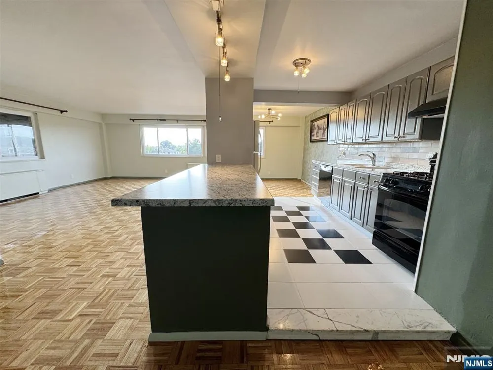 2185 Lemoine 8M Fort Lee, NJ 07024