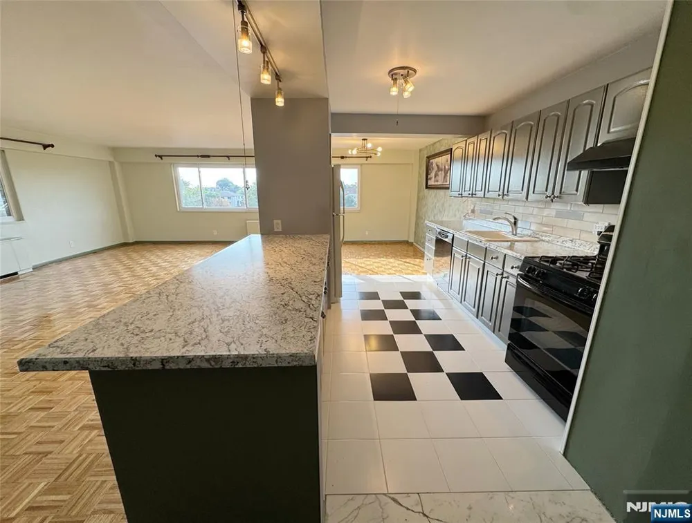 2185 Lemoine 8M Fort Lee, NJ 07024