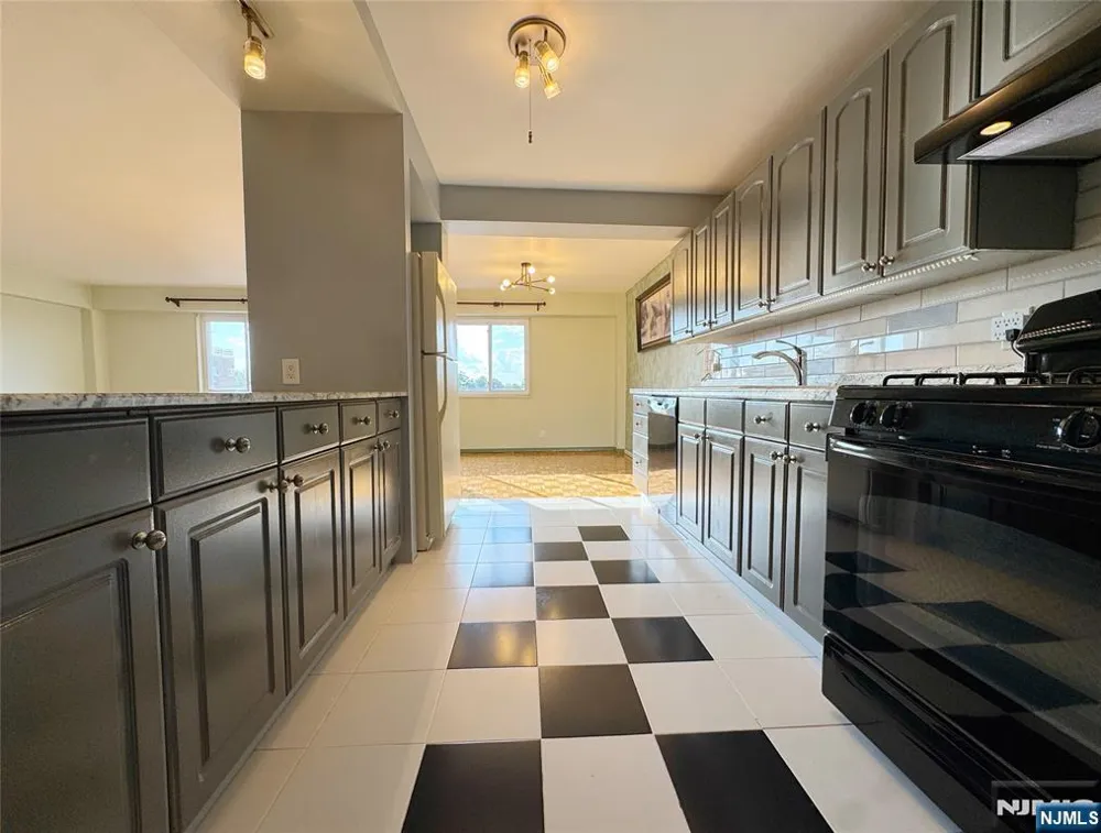 2185 Lemoine 8M Fort Lee, NJ 07024