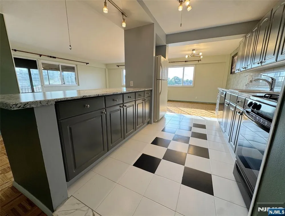 2185 Lemoine 8M Fort Lee, NJ 07024