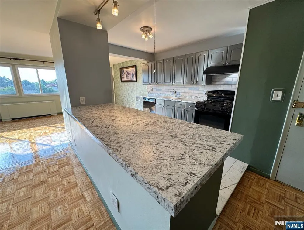 2185 Lemoine 8M Fort Lee, NJ 07024