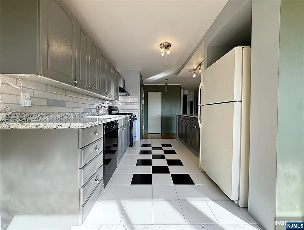 2185 Lemoine 8M Fort Lee, NJ 07024