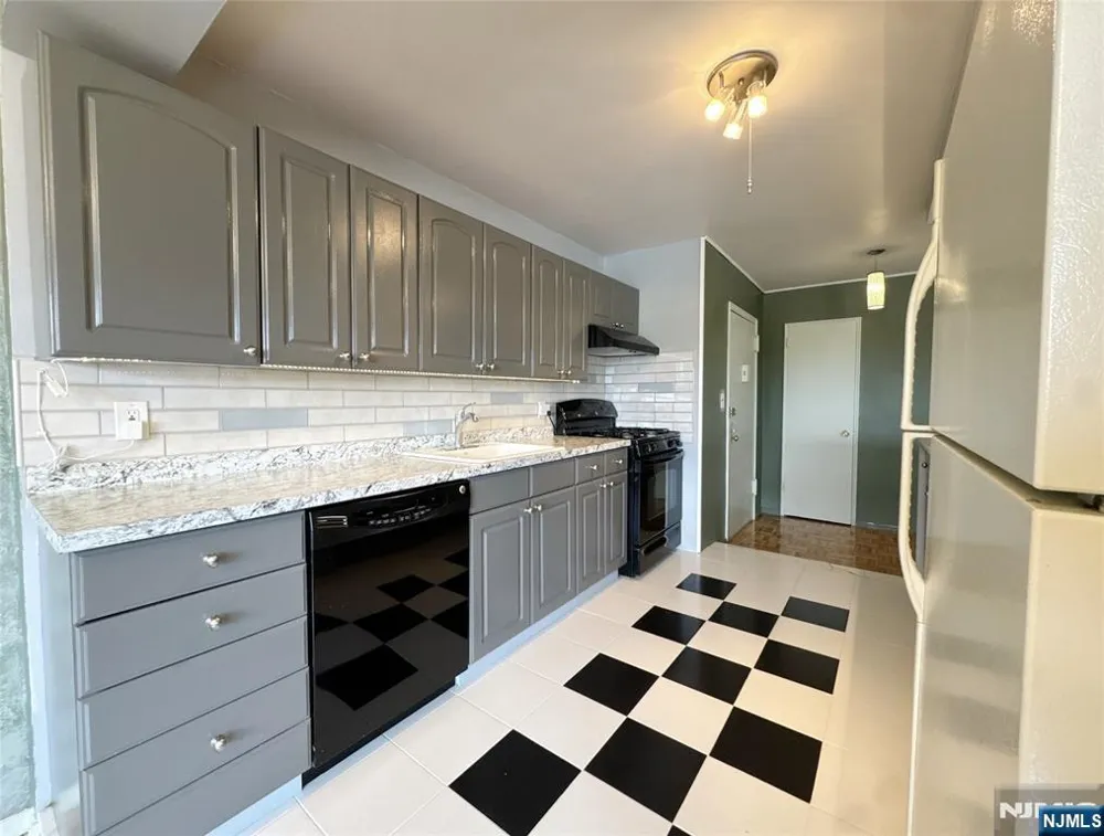 2185 Lemoine 8M Fort Lee, NJ 07024
