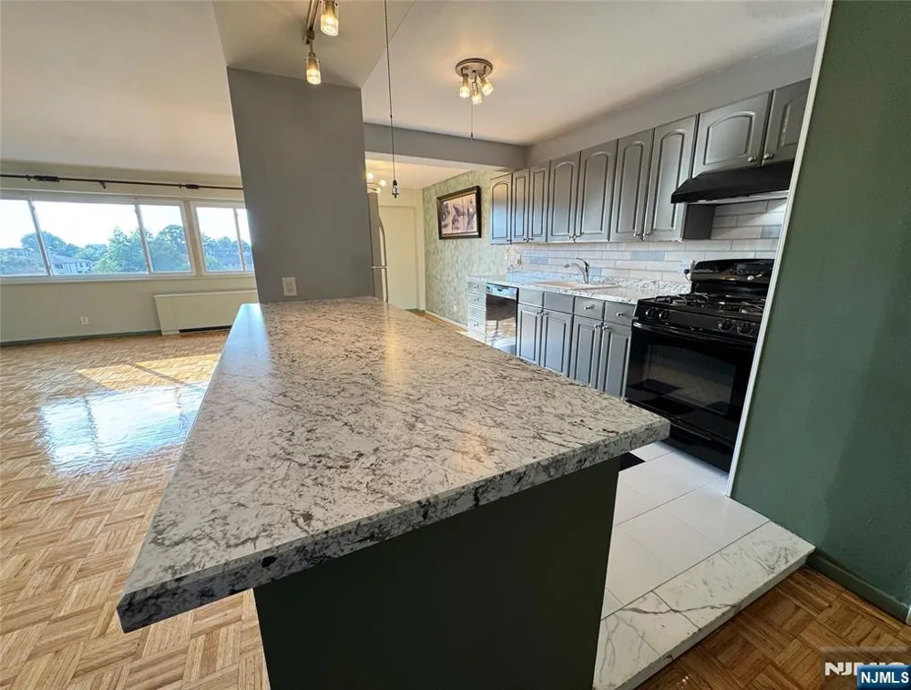 2185 Lemoine 8M Fort Lee, NJ 07024