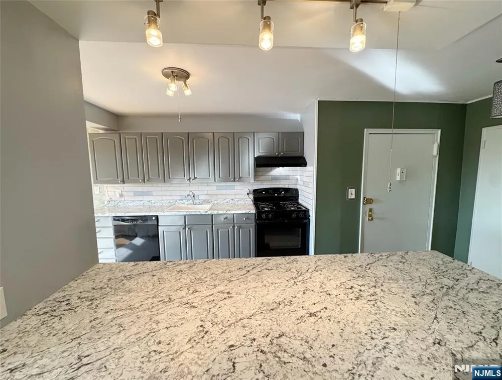 2185 Lemoine 8M Fort Lee, NJ 07024