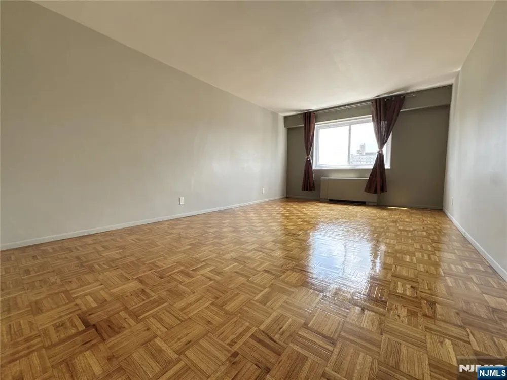 2185 Lemoine 8M Fort Lee, NJ 07024