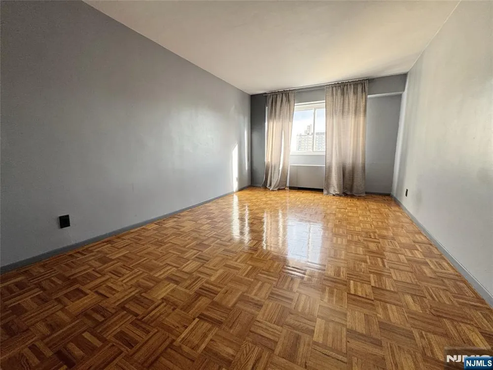 2185 Lemoine 8M Fort Lee, NJ 07024
