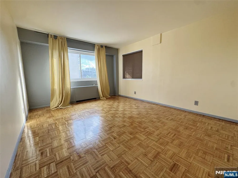 2185 Lemoine 8M Fort Lee, NJ 07024