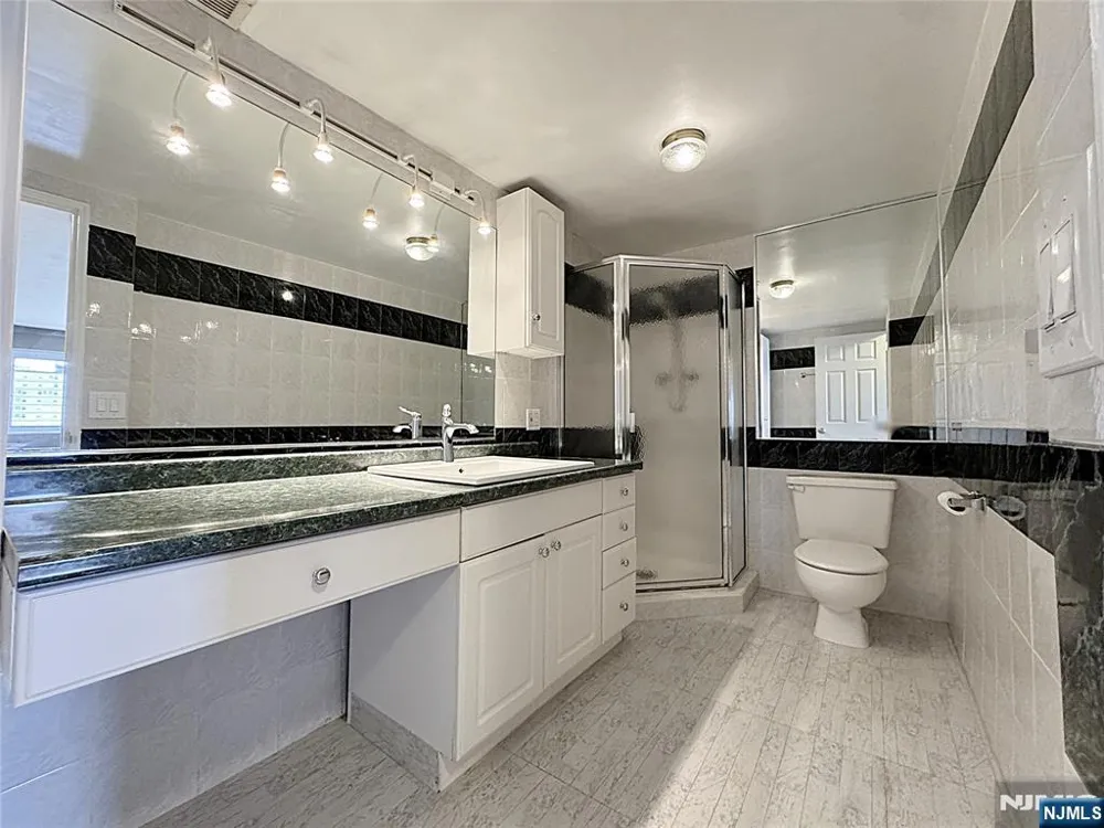 2185 Lemoine 8M Fort Lee, NJ 07024