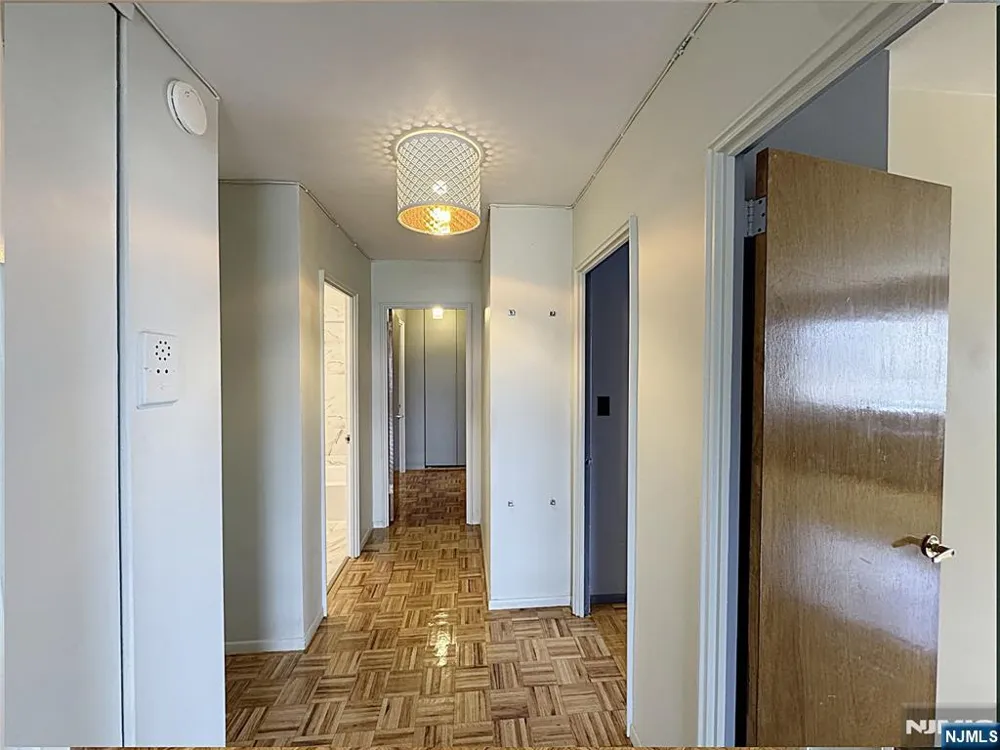 2185 Lemoine 8M Fort Lee, NJ 07024