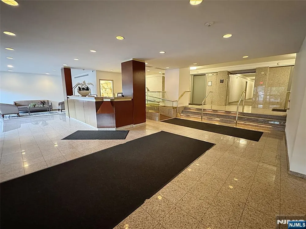 2185 Lemoine 8M Fort Lee, NJ 07024
