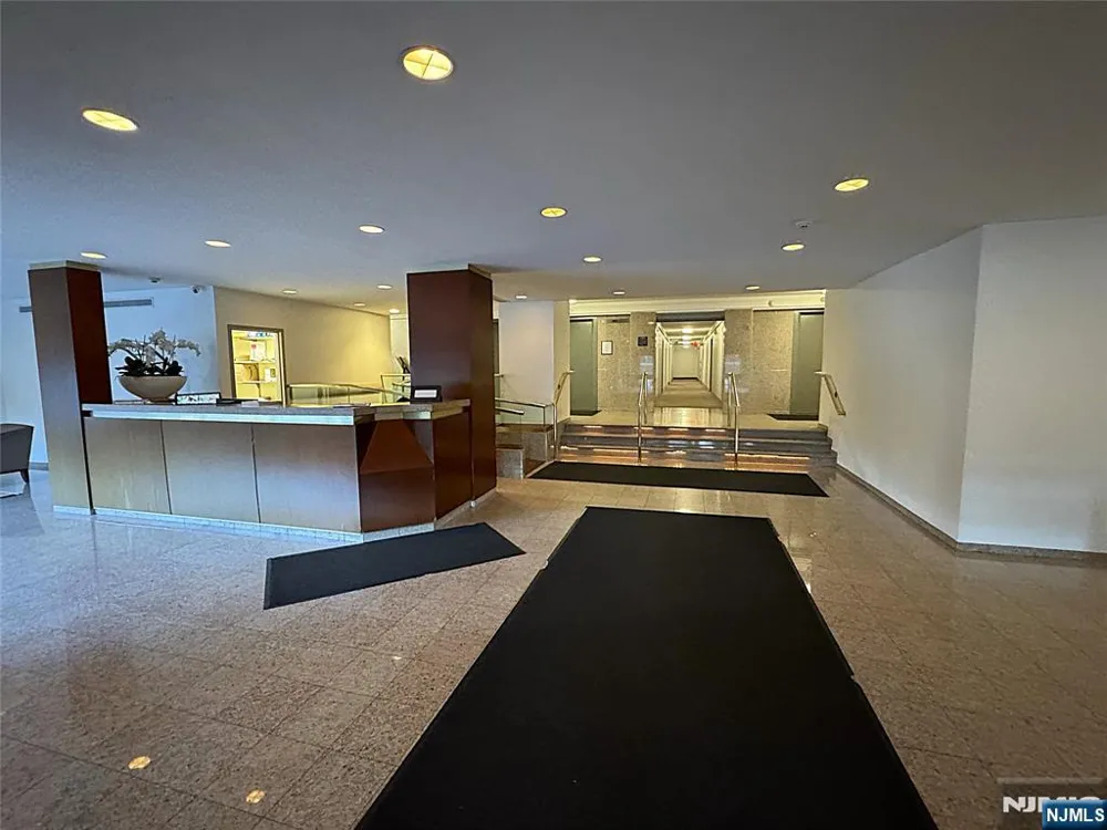 2185 Lemoine 8M Fort Lee, NJ 07024