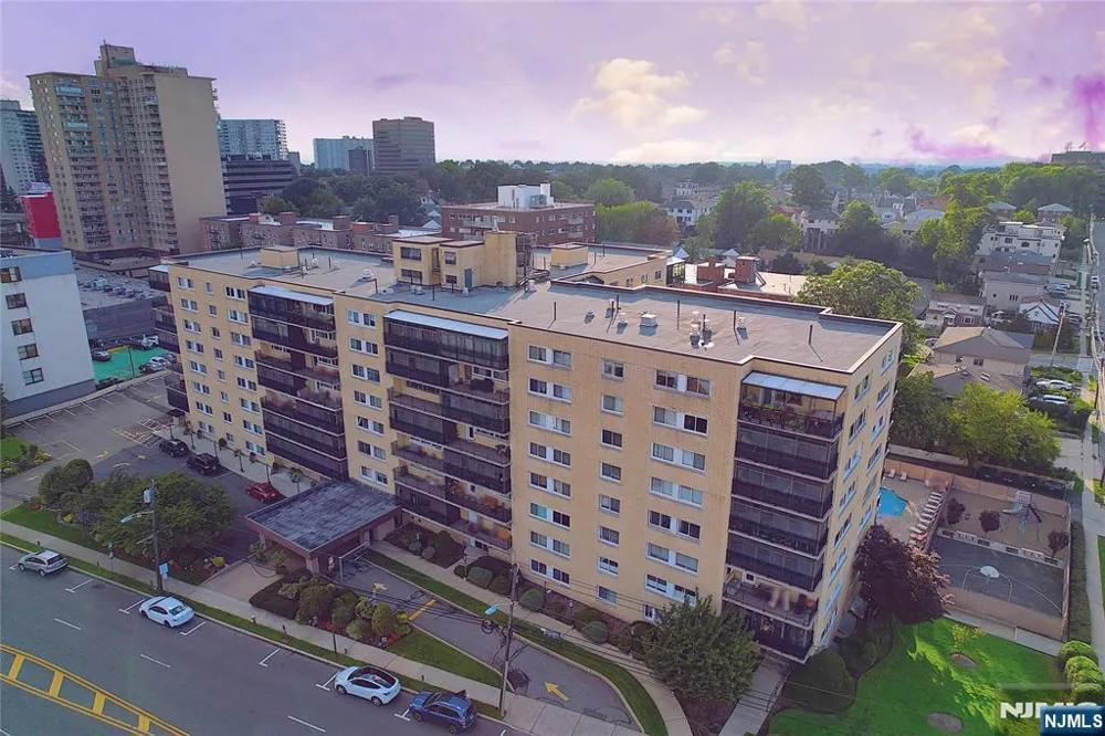 2185 Lemoine 8M Fort Lee, NJ 07024