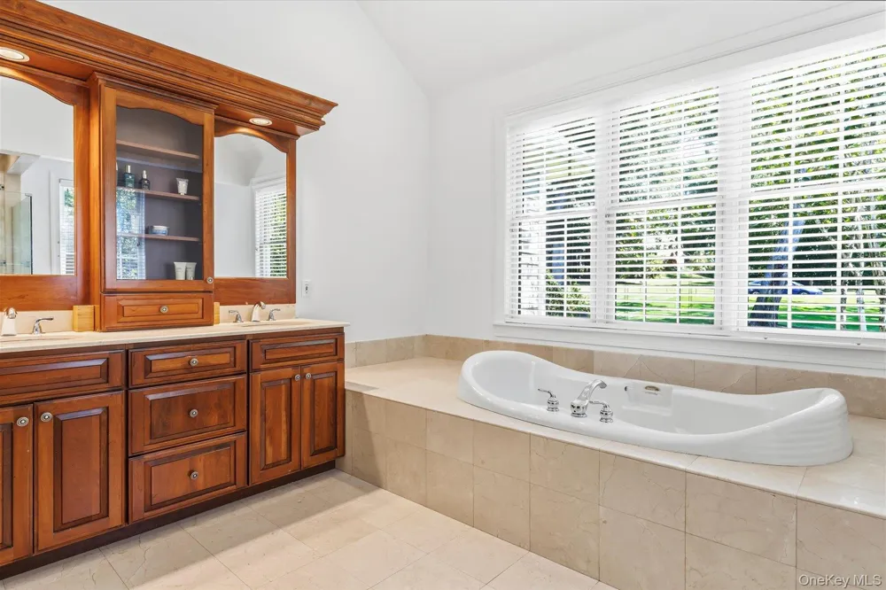 3 Spring Bay Lane Lloyd Harbor, NY 11743