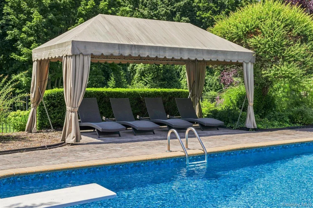 3 Spring Bay Lane Lloyd Harbor, NY 11743