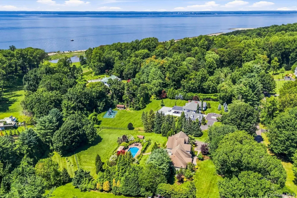 3 Spring Bay Lane Lloyd Harbor, NY 11743