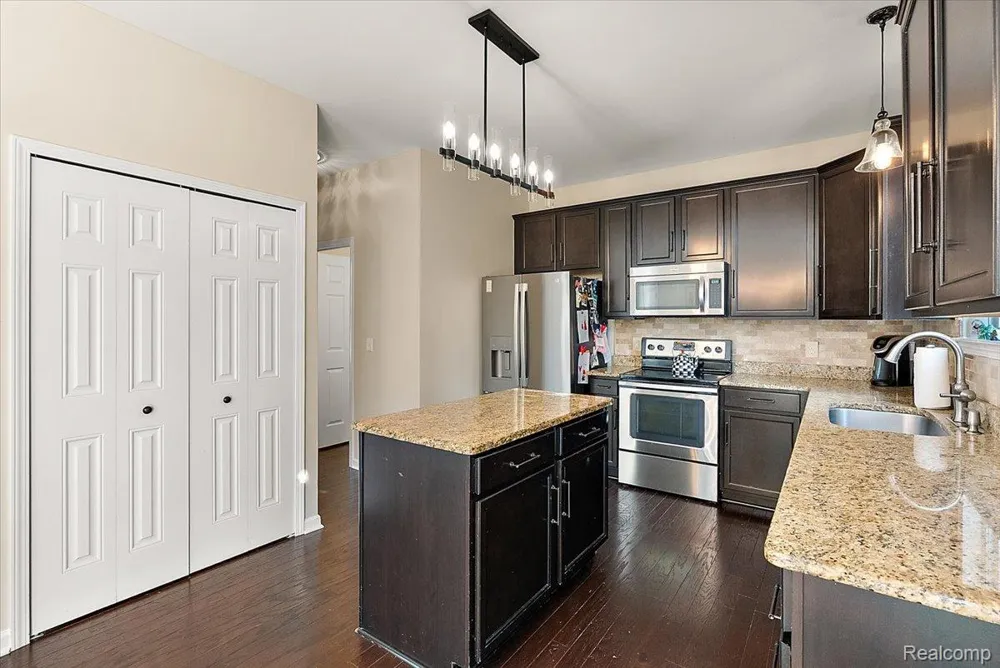 50647 Bredenbury Drive Macomb Township, MI 48044