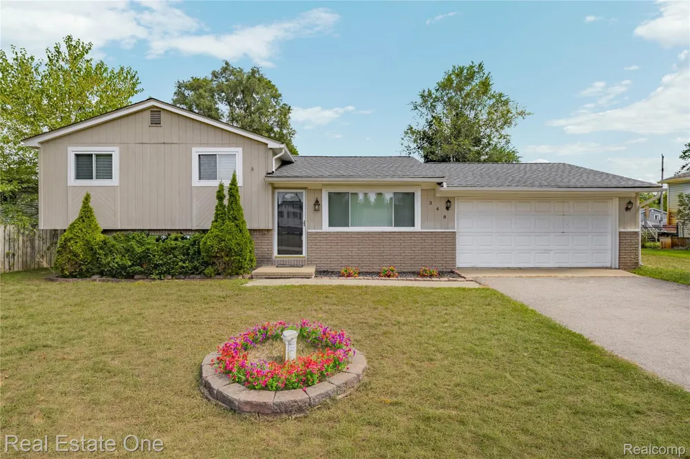 348 Decca Drive White Lake Charter Township, MI 48386