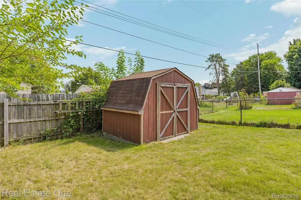 348 Decca Drive White Lake Charter Township, MI 48386