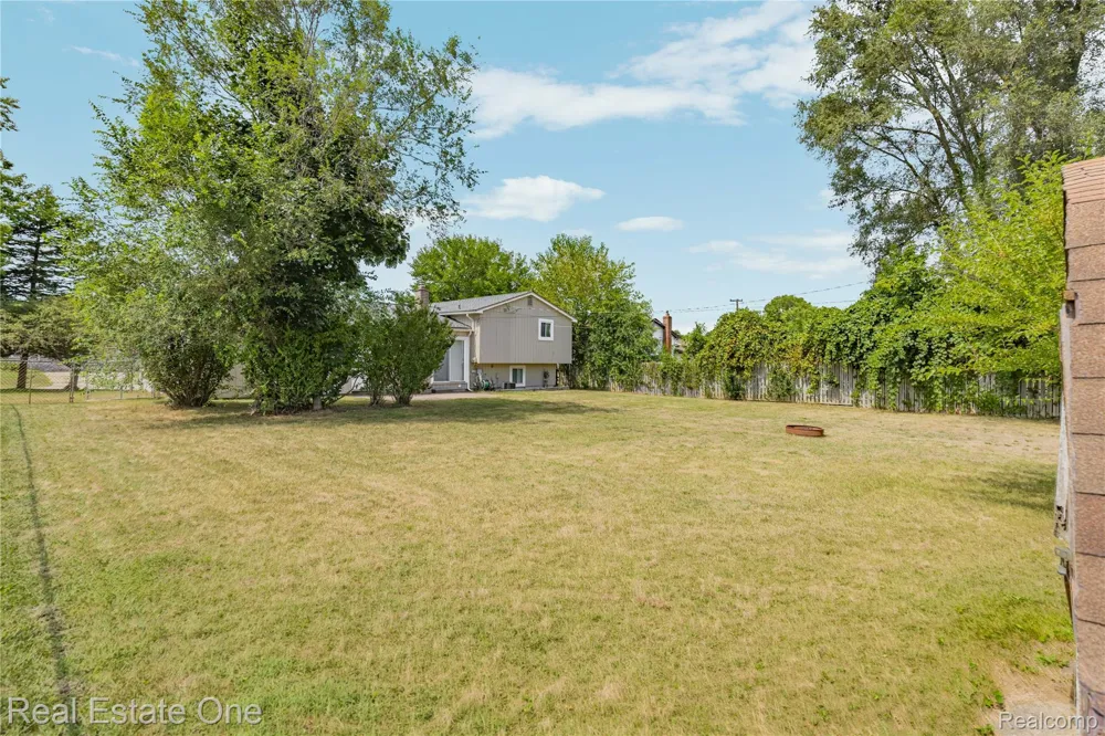 348 Decca Drive White Lake Charter Township, MI 48386