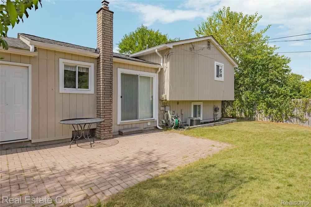 348 Decca Drive White Lake Charter Township, MI 48386