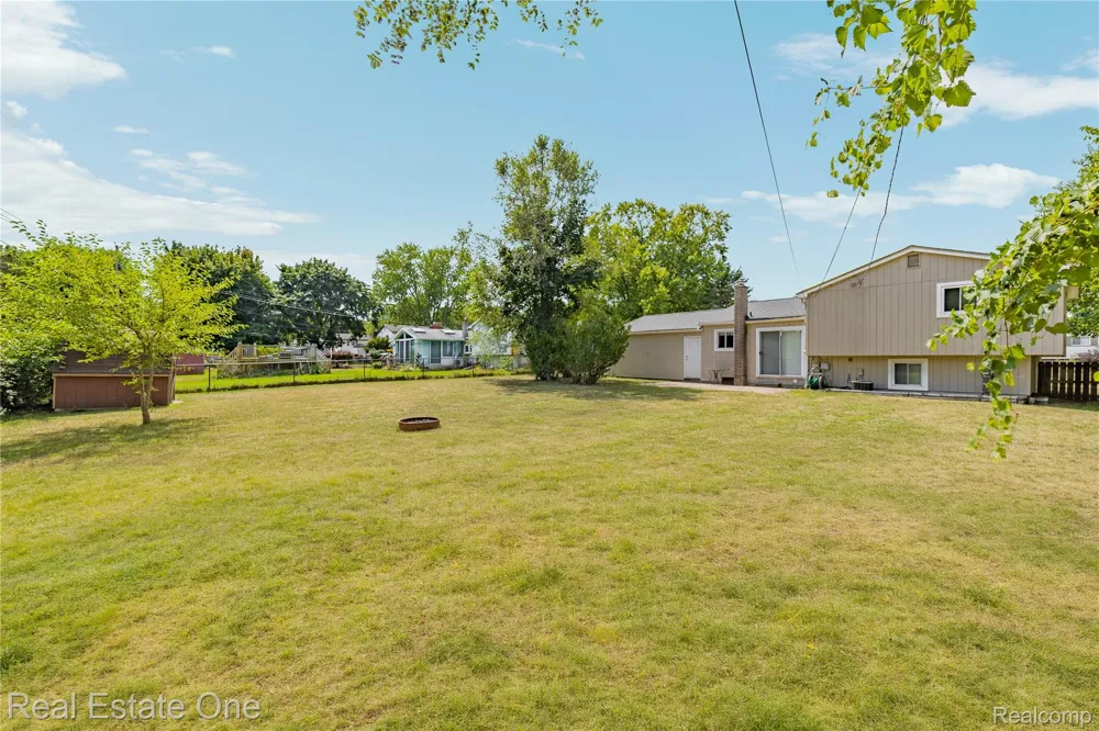 348 Decca Drive White Lake Charter Township, MI 48386