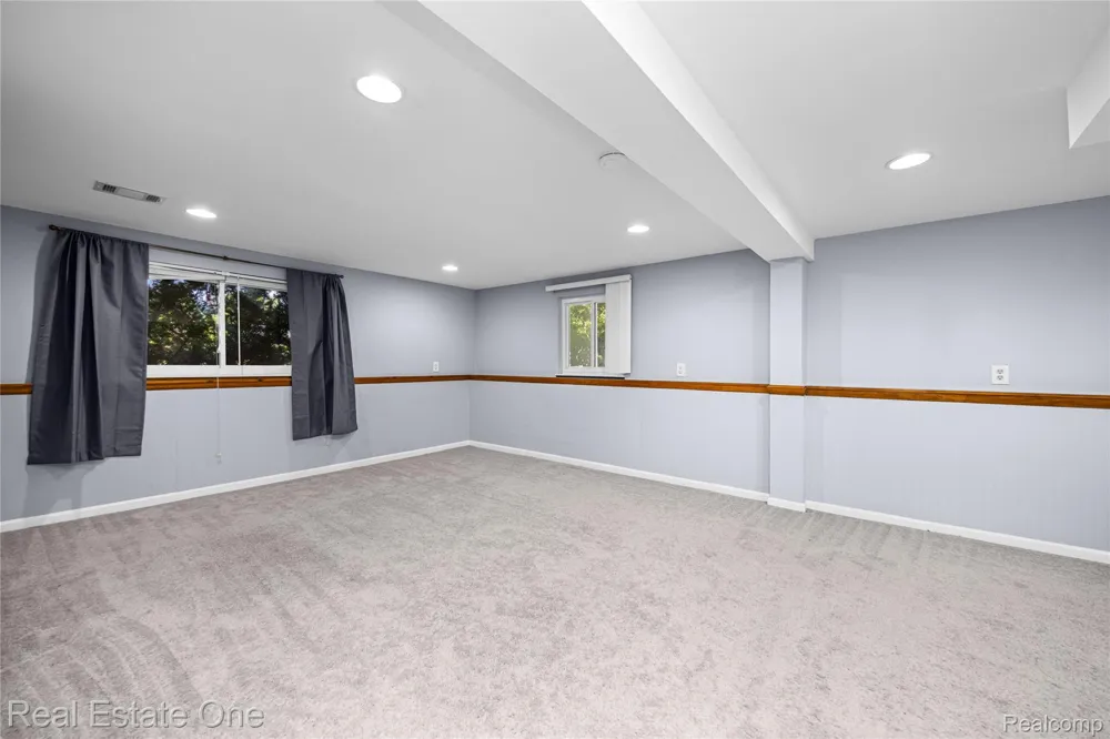 348 Decca Drive White Lake Charter Township, MI 48386